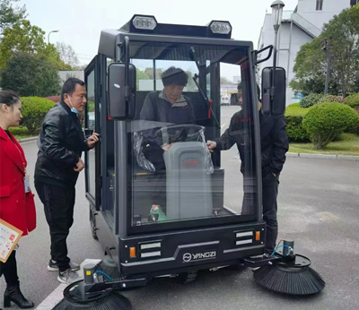 駕駛式掃地機 駕駛式掃地機